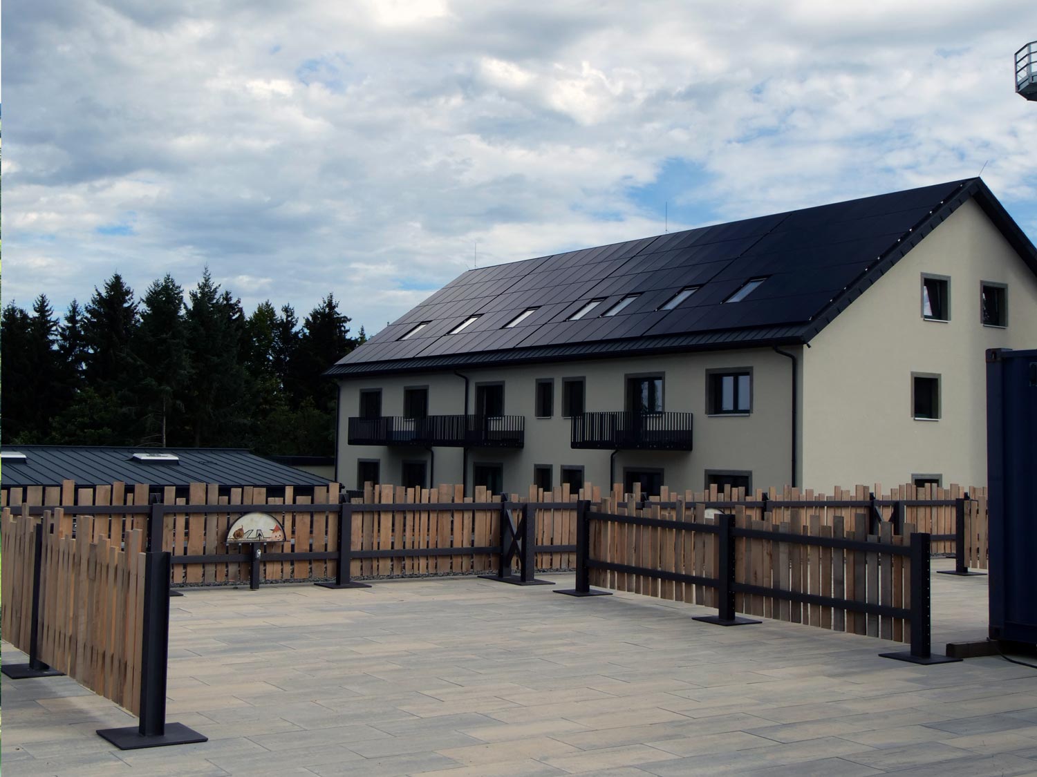 Sanitärgebäude im Glück Auf – Der Reisemobilhafen von außen