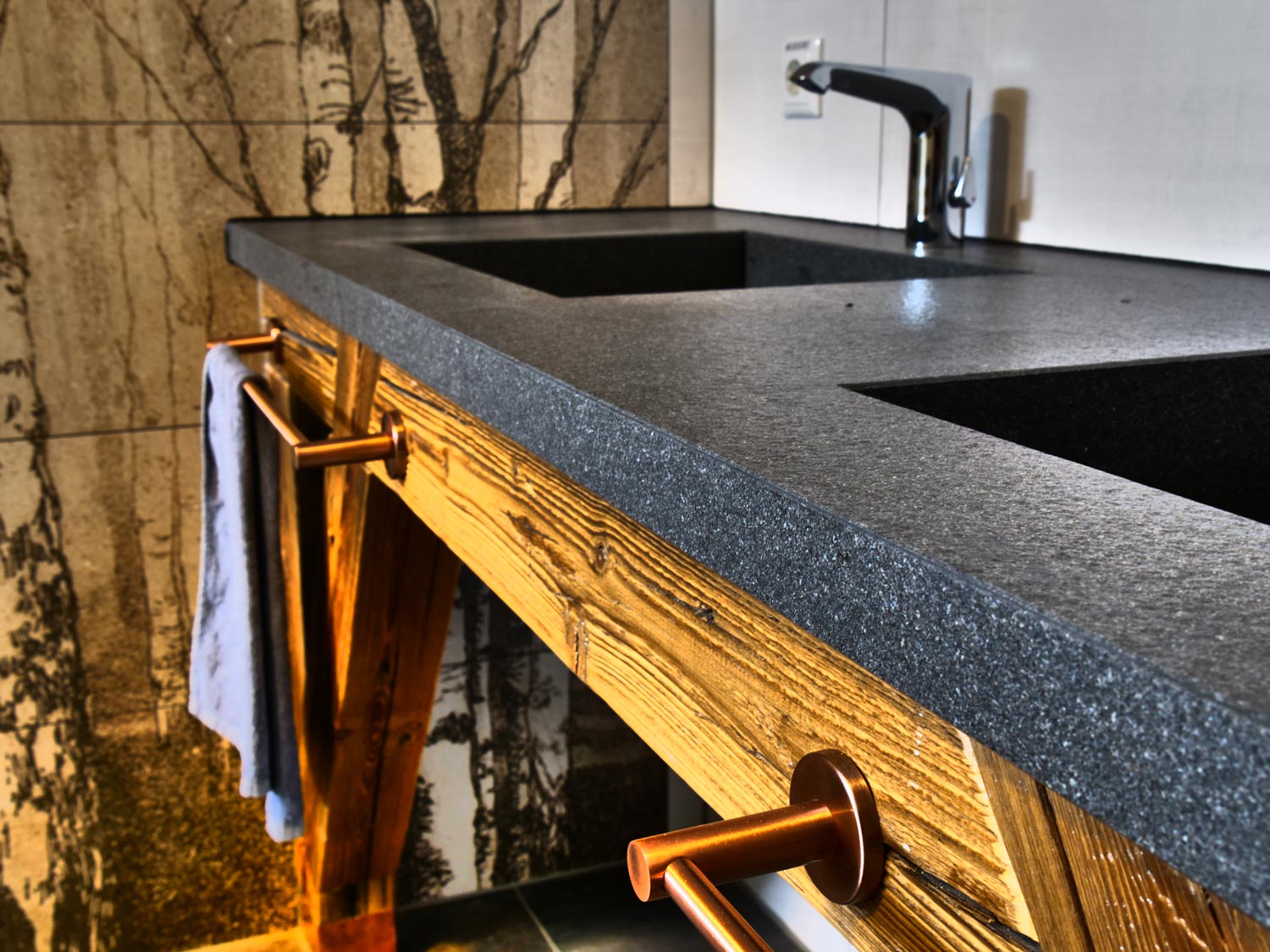 Moderne Dusche in Einzelkabine im Sanitärbereich