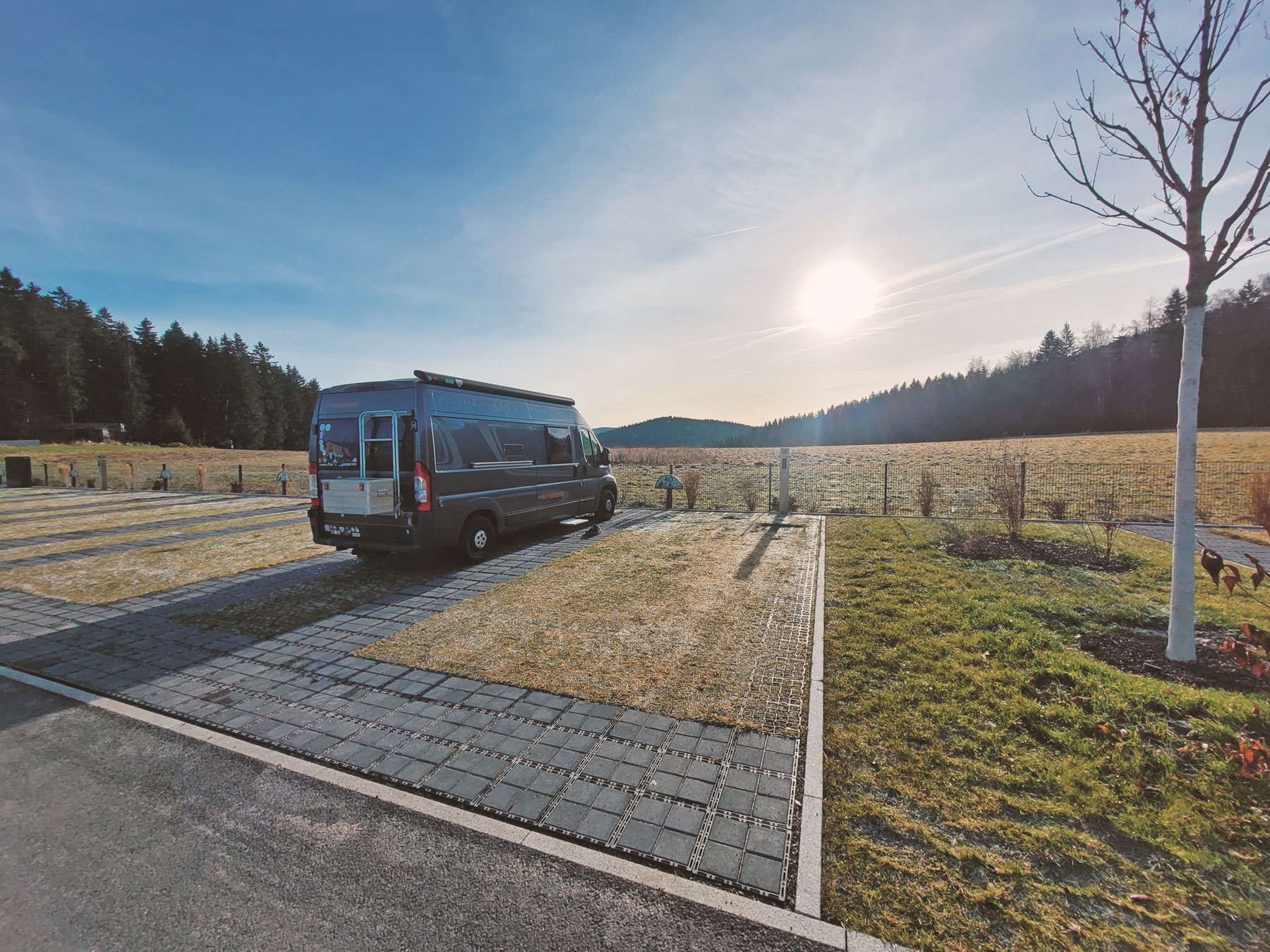 Stellplatz im Glück Auf – Der Reisemobilhafen mit Stromsäule und Wiese
